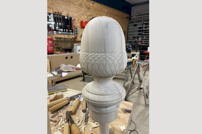 Trapleuning met een klassieke trappaal bol als een eikel.