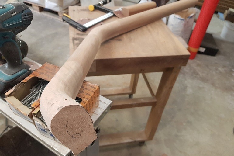 Muurleuning en wrongstukken vooraf gemonteerd.