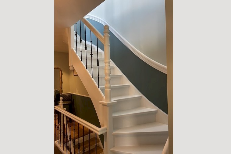 Trapleuning, trappaal, muurleuning en trapspijl.