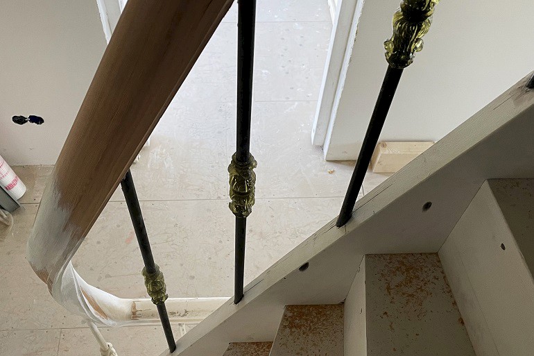 Klassieke wrong en trapleuning met trapspijlen.