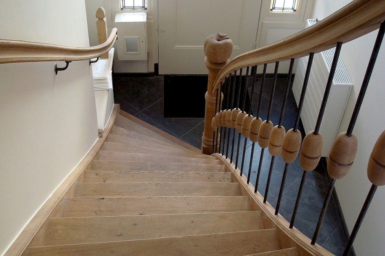 Dubbele scheluwe trap met leuning en muurleuning.