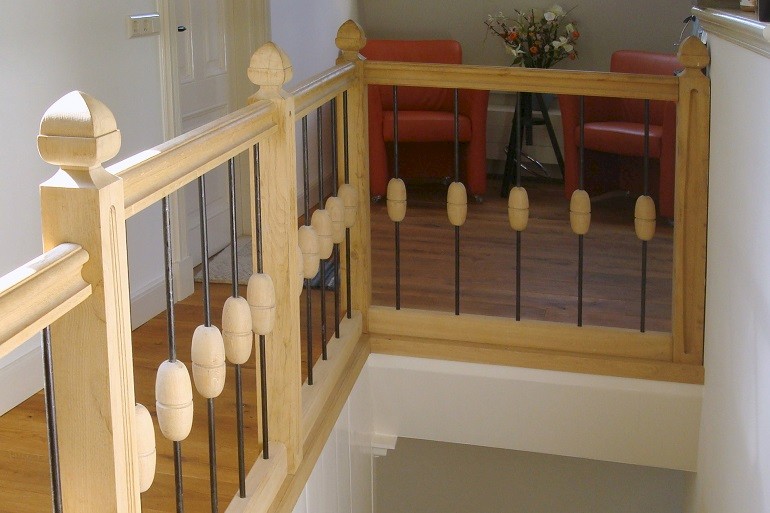 Overloop hek met trappalen en unieke ballusters.