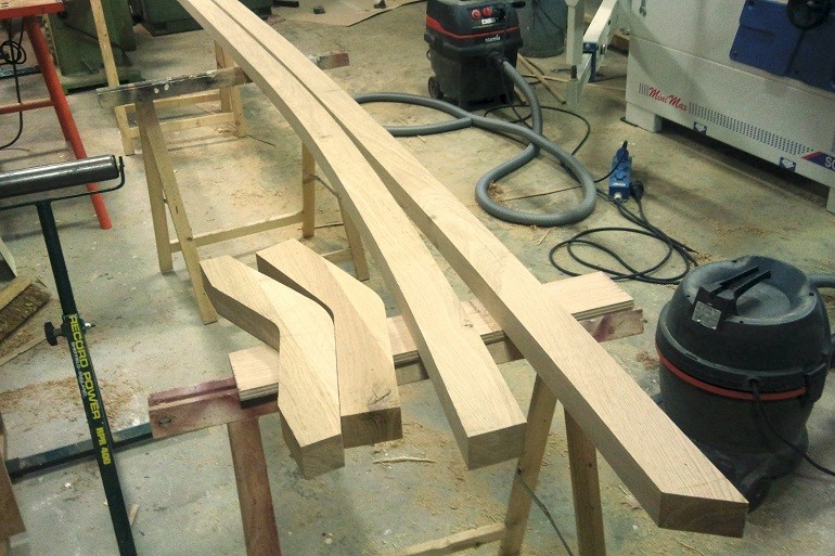 Trapleuningen en muurleuningen maken van eikenhout.