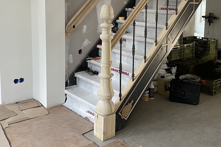 Klassieke trappaal met eikel snijwerk.