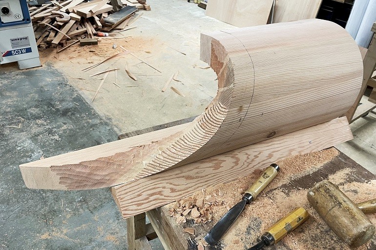 Wrongen maken beeldhouwwerk, met de hand.