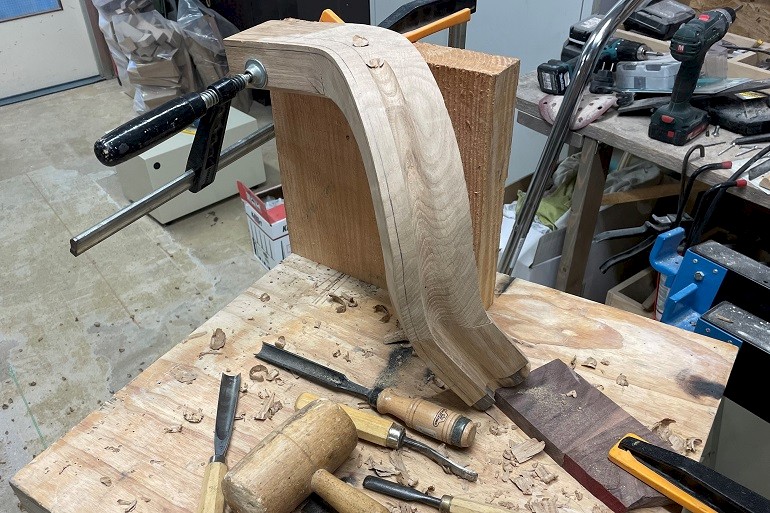 Krom en wrong beeldhouwen voor klassieke leuning.