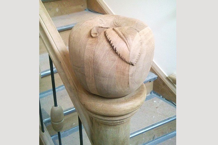 Beeldhouwwerk appel op trappaal