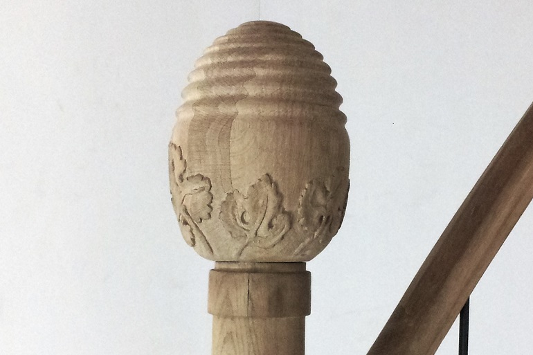 Houtsnijwerk trappaal ei, druif