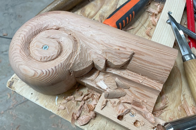 Snijwerk leuningornament op smetplank