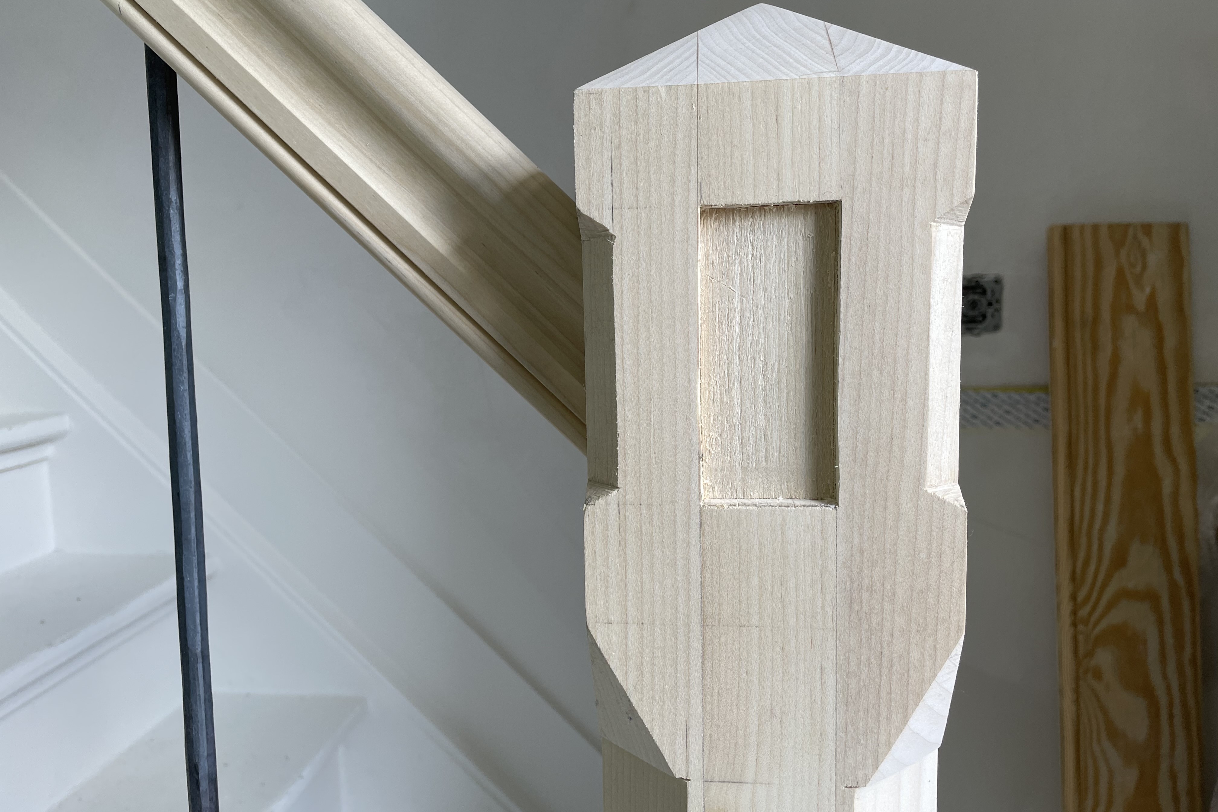 Snijwerk vierkante trappaal