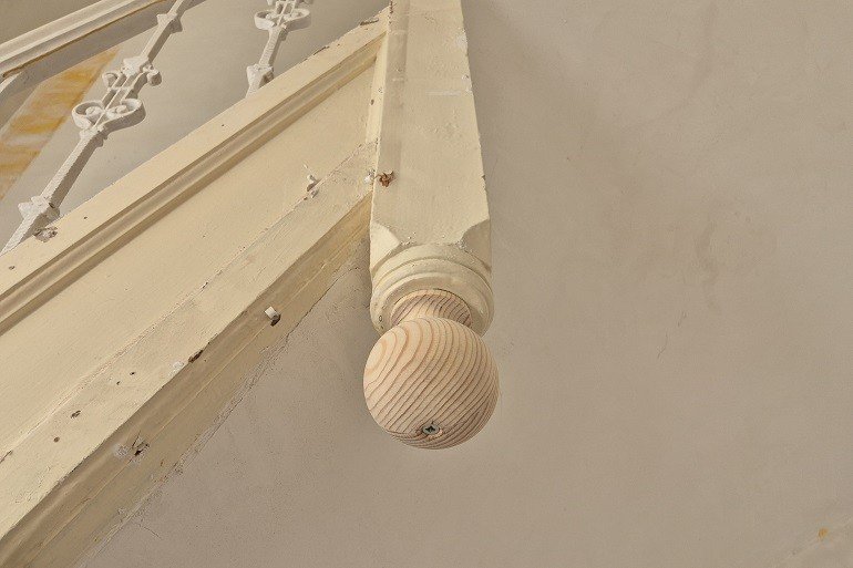 Bol versiering onder spil.