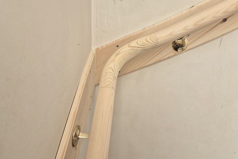 Ronde muurleuning op messing leuninghouder.