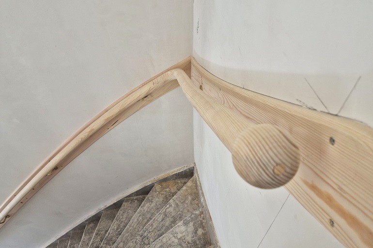 Rond muurleuning op smet met bol eindstuk.