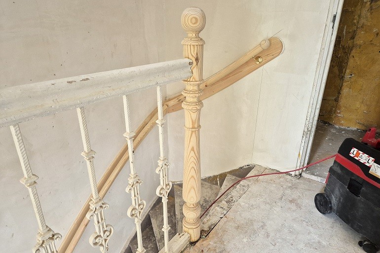 Rond trapspil met muurleuning.