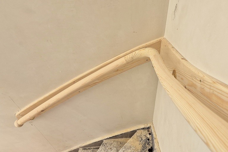 Ronde leuning met wrongen.