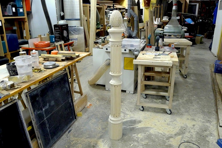 Gecanelleerde trappaal op maat gemaakt van Yellow Poplar.