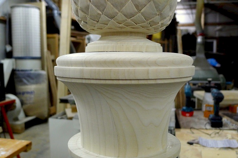 Gedraaid kapiteel van de gecanelleerde trappaal in Yellow Poplar.